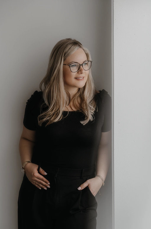 Professionelles Portrait von Berthilde Bittner, Gründerin von Beblick, im schwarzen Outfit am Fenster stehend, Seitenblick mit freundlicher Ausstrahlung – Unternehmerberatung Regensburg, Niederbayern, Ingolstadt, Mainburg, Schierling, Wolnzach, Kehlheim, Coaching, Training & Beratung.