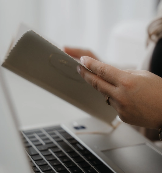 Arbeitsdetail mit Laptop und Notizbuch, Symbol für Strategie, Klarheit und Coachingprozesse – Strategie Coaching und Karrierecoaching für Führungskräfte und Unternehmer aus Niederbayern (Abendsberg, Regensburg, Wolnzach, Kehlheim, Ingolstadt, Schierling, Mainburg, Pfaffenhofen, mit Berthilde Bittner, Beblick.