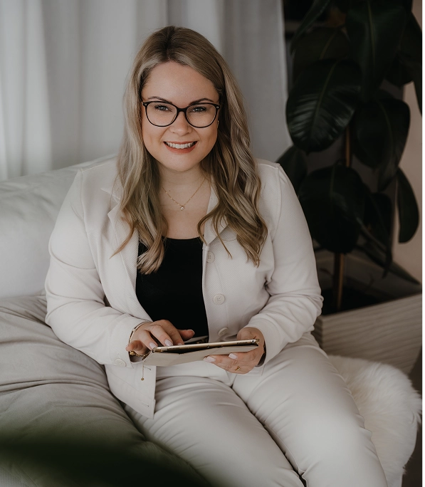 Berthilde Bittner, Beblick Coaching, Training & Beratung, sitzt entspannt im hellen Raum mit Tablet, strahlt Professionalität und Nähe aus – Strategie Coaching für Unternehmer und Führungskräfte aus der Region Niederbayern.