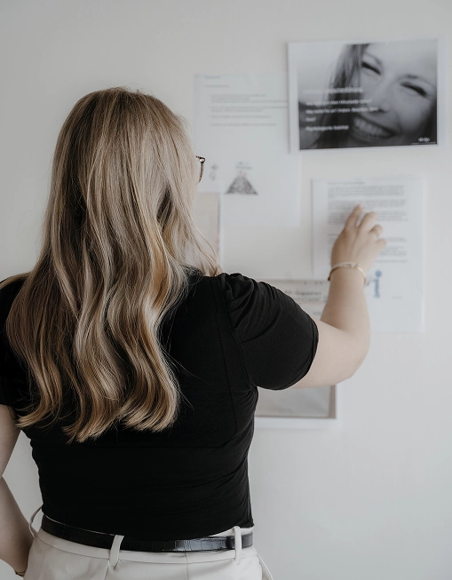 Berthilde Bittner steht vor einer Wand mit Notizen und Bildern, arbeitet konzentriert an Konzepten und Unterlagen – Beblick Coaching für Unternehmer, Geschäftsführer, Führungskräfte aus der Region Niederbayern.